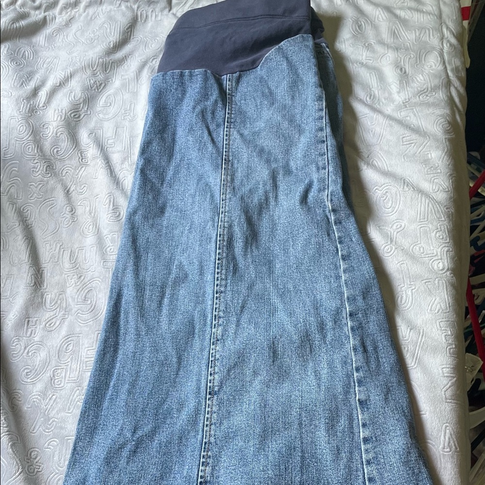 Motherhood Maternity size medium. Does show some wear, but in good condition.